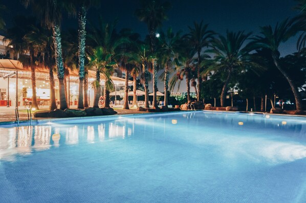Seasonal outdoor pool, pool umbrellas, sun loungers