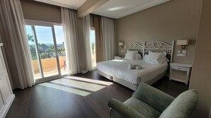 Minibar, Zimmersafe, Schreibtisch, Verdunkelungsvorhänge