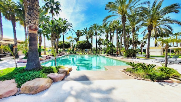 Piscine extérieure (ouverte en saison), parasols de plage