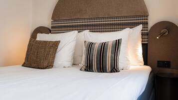 Family Suite, 1 King Bed with Sofa bed | Bathroom | Free toiletries, hair dryer, towels