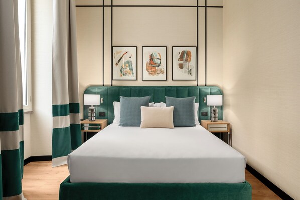 Premium bedding, minibar, in-room safe, desk - Room Mate Collection Mia, Rome Colosseum (Rome)