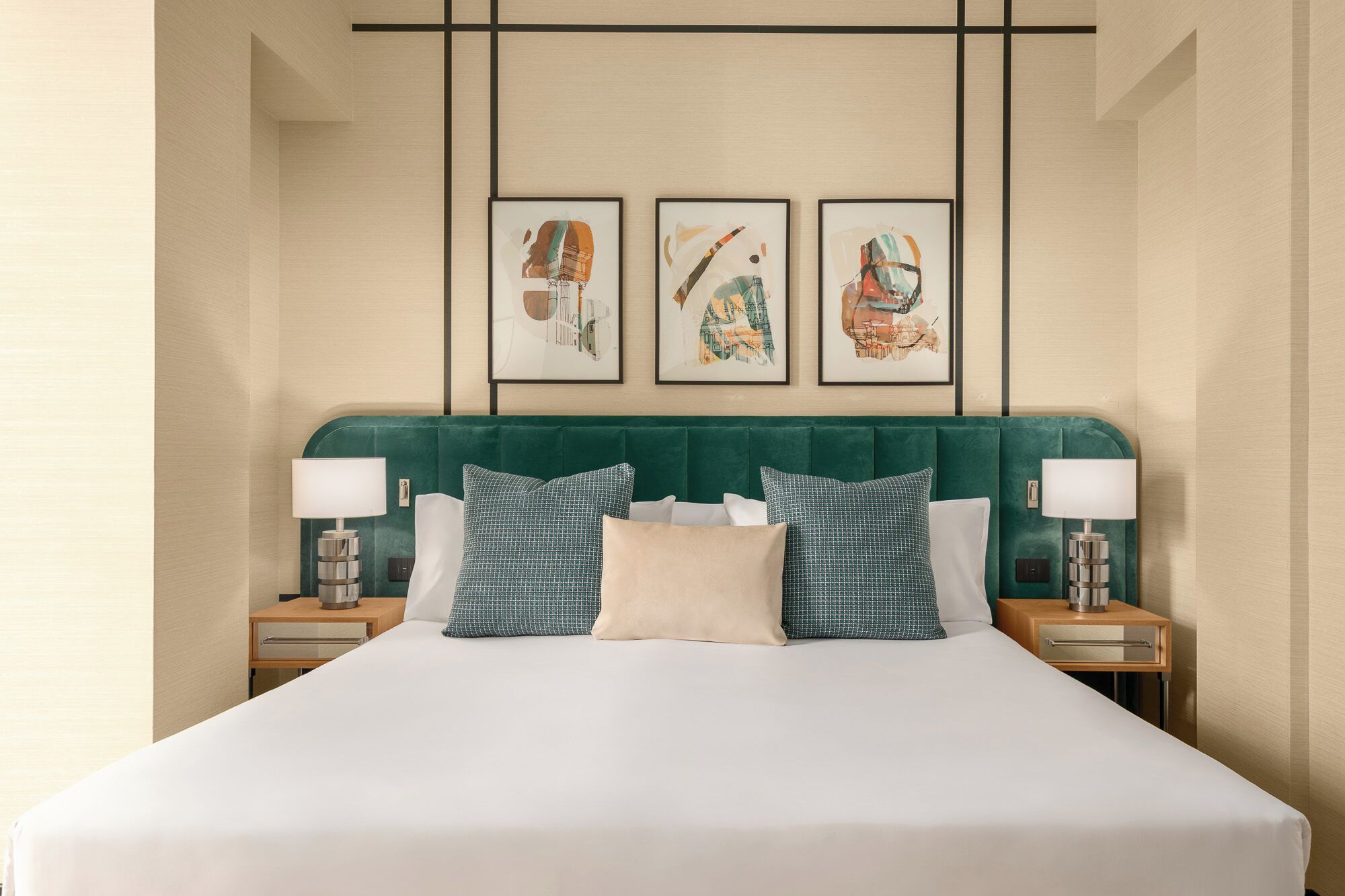 Luxe beddengoed, een minibar, een kluis op de kamer, een bureau