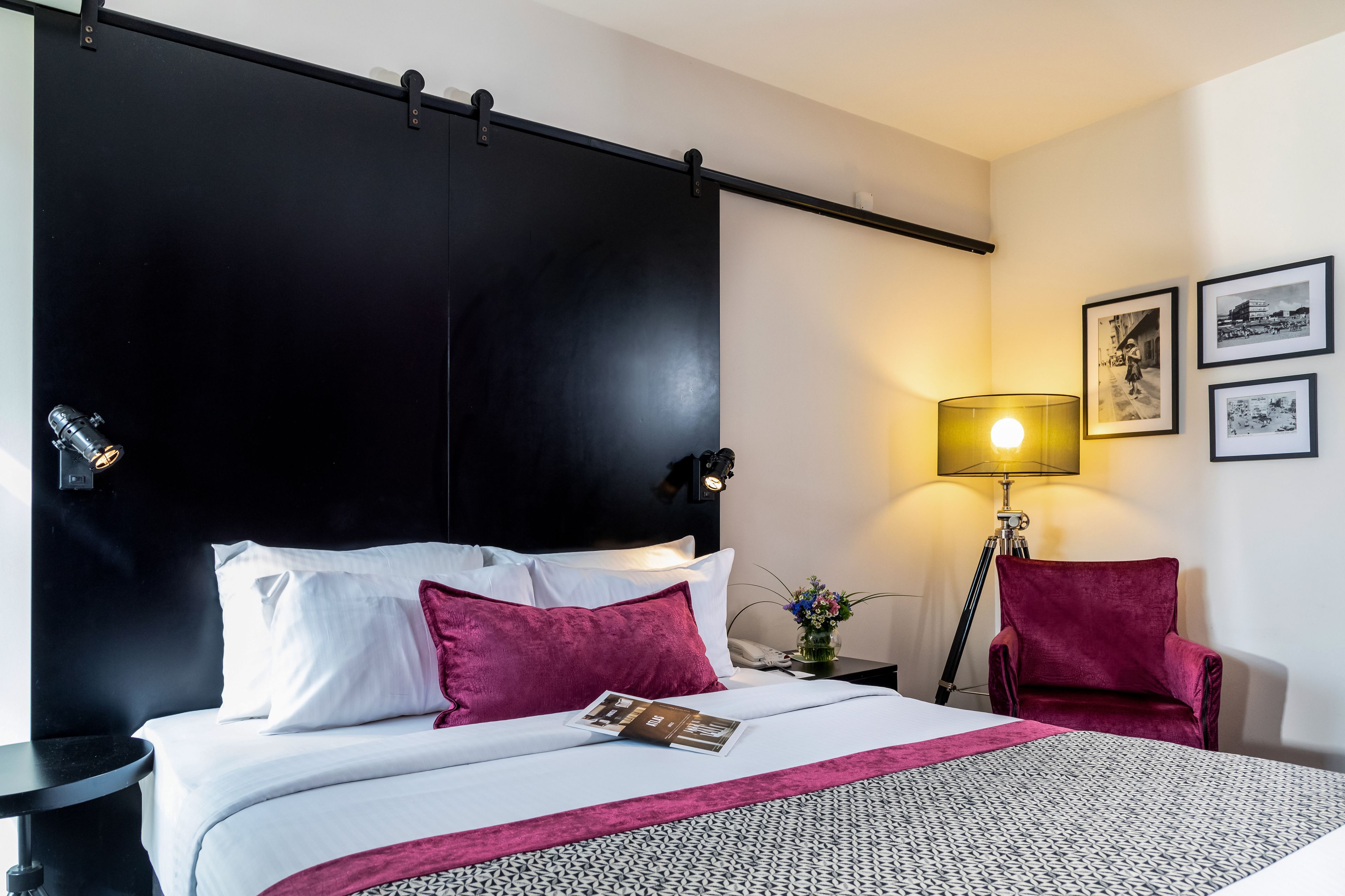 客房内保险箱、办公桌、熨斗/熨板、免费 WiFi