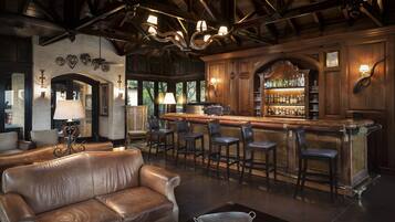 Lobby lounge, ocean views, open daily