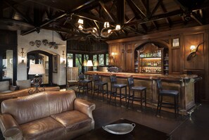 Lobby lounge, ocean views, open daily