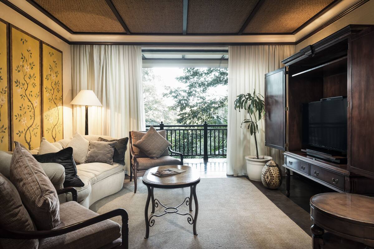 Premium bedding, in-room safe, desk, blackout drapes