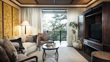 Premium bedding, in-room safe, desk, blackout drapes