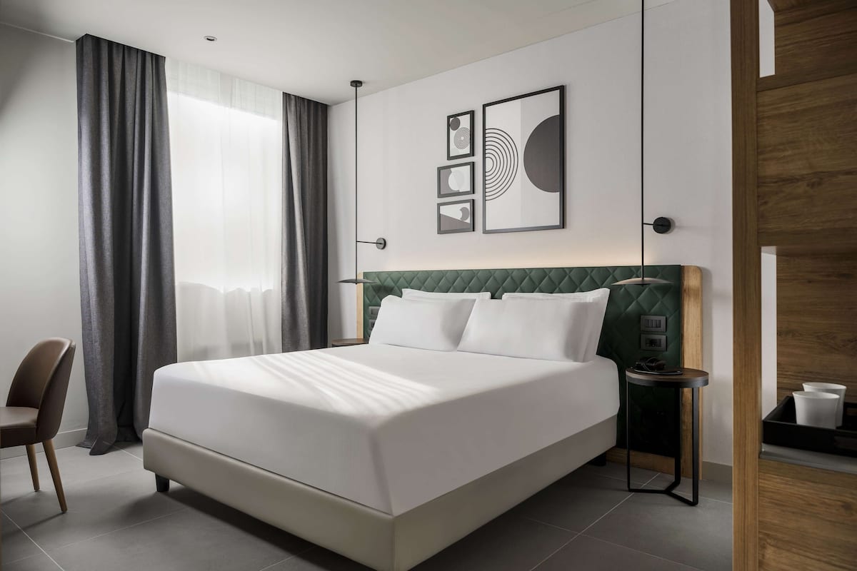 Deluxe Room, 1 King Bed | Pillowtop beds, minibar, in-room safe, desk