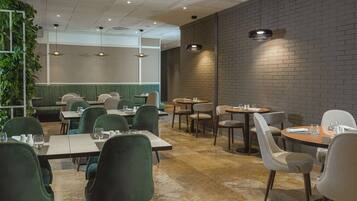 每日供應全套早餐 (每人 EUR15)