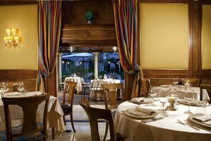 Serveert ontbijt, lunch en diner