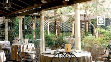 Desayuno buffet (EUR 10 por persona)