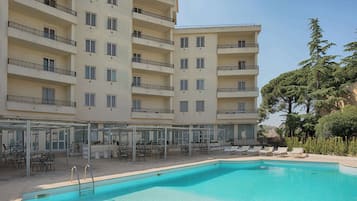 Seasonal outdoor pool, pool umbrellas, sun loungers