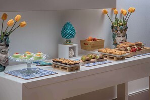 Se ofrece un desayuno bufé todos los días (por un coste adicional)