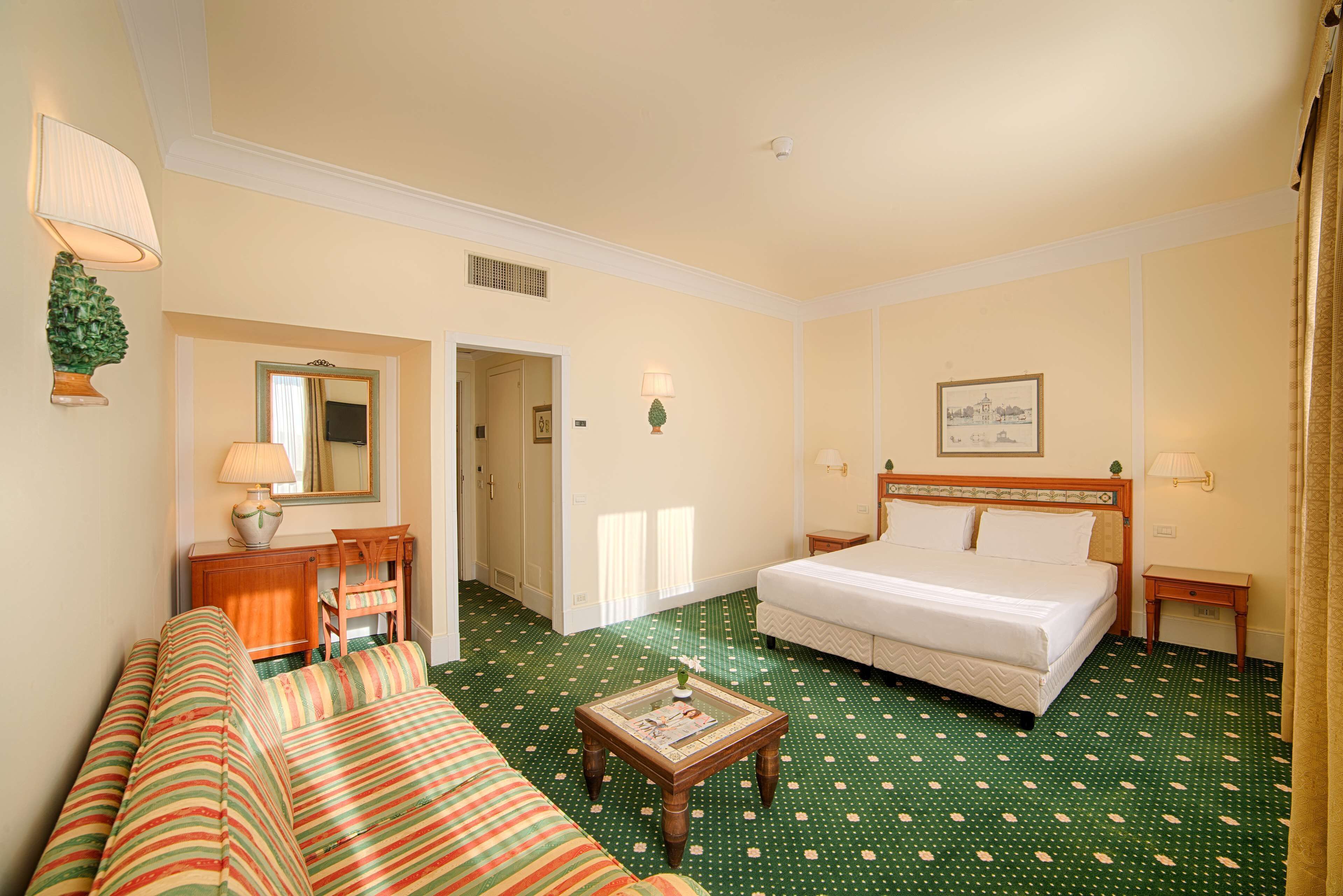 Roupas de cama antialérgicas, frigobar, cofres nos quartos, escrivaninha