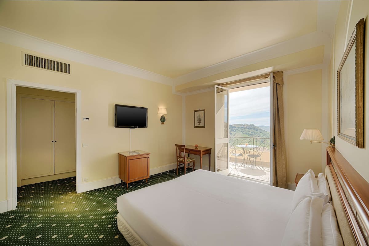 Hypo-allergenic bedding, minibar, in-room safe, desk