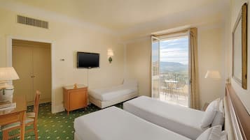 Hypo-allergenic bedding, minibar, in-room safe, desk