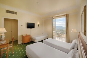 Roupas de cama antialérgicas, frigobar, cofres nos quartos, escrivaninha