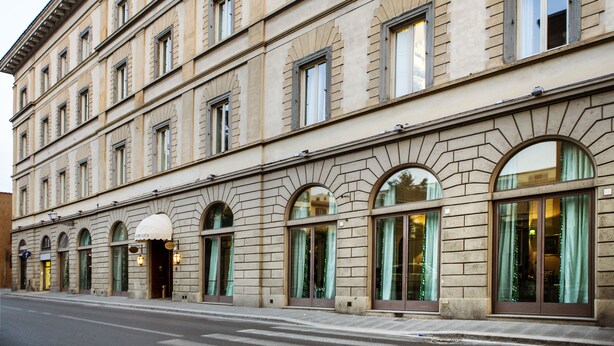 Un edificio histórico con múltiples ventanales de arco y una fachada clásica.