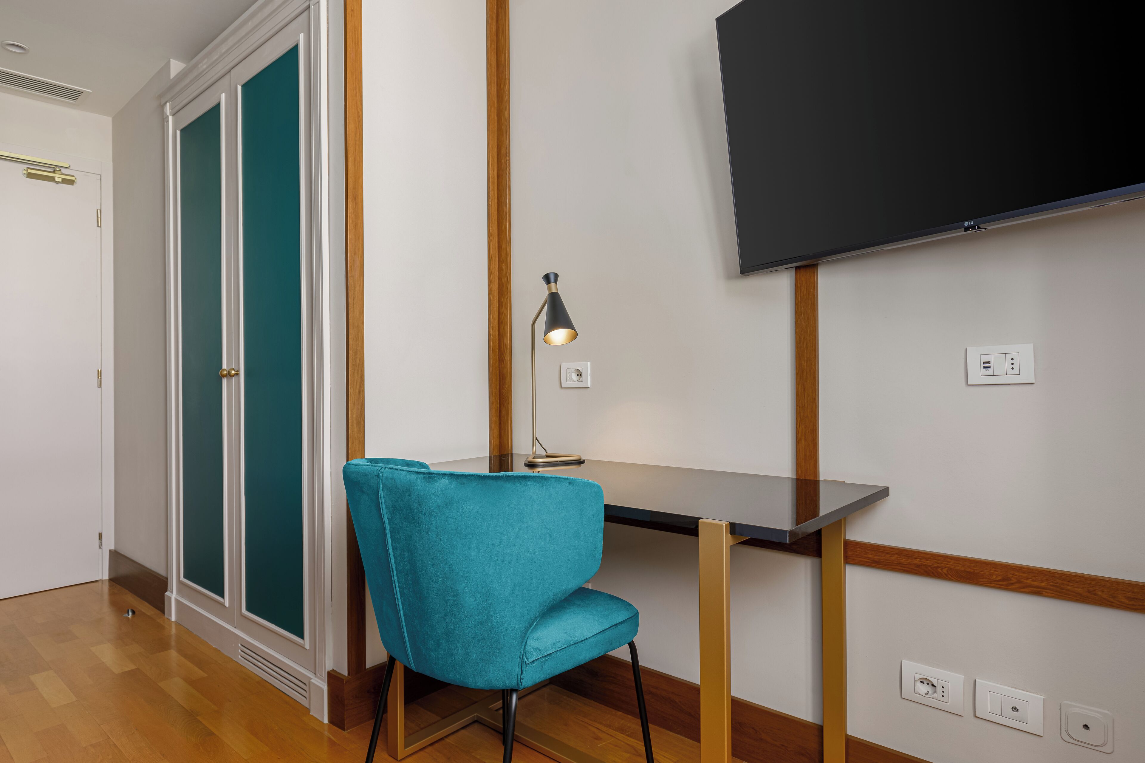 standard single room | 1 bedroom, minibar, in-room safe, blackout curtains