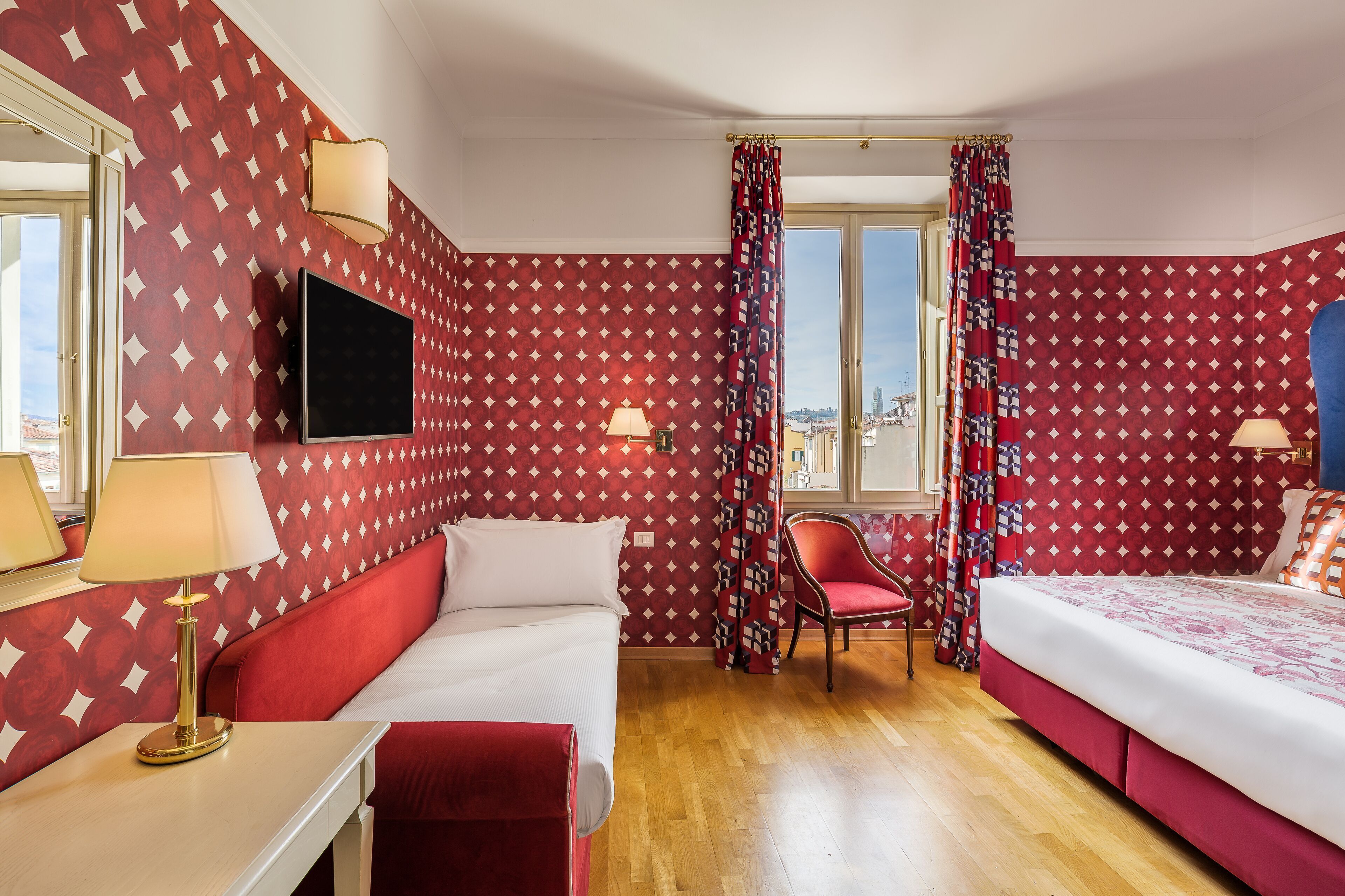 ميني بار وخزنة داخل الغرفة وستائر تعتيم وتجهيزات عازلة للصوت