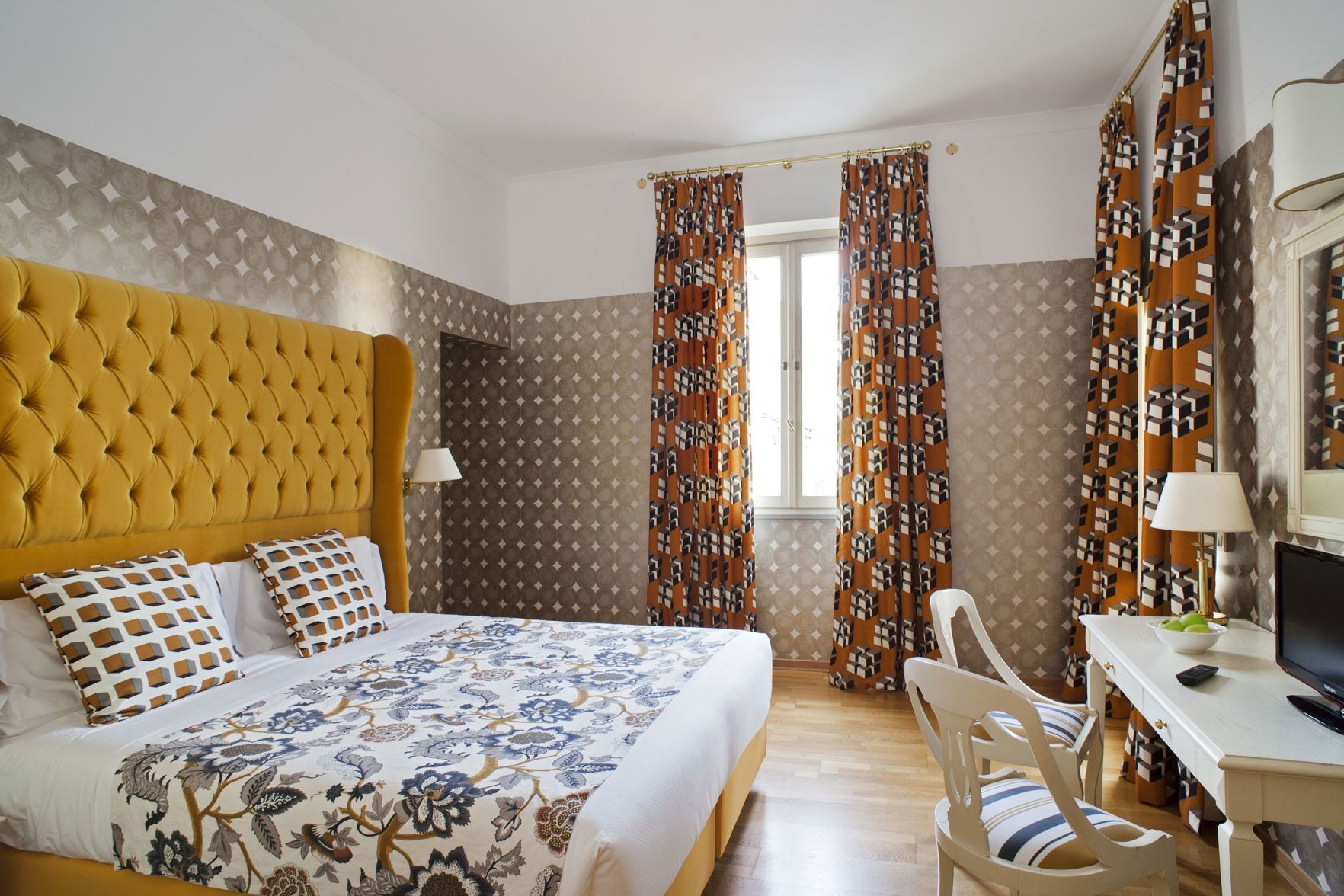 ميني بار وخزنة داخل الغرفة وستائر تعتيم وتجهيزات عازلة للصوت