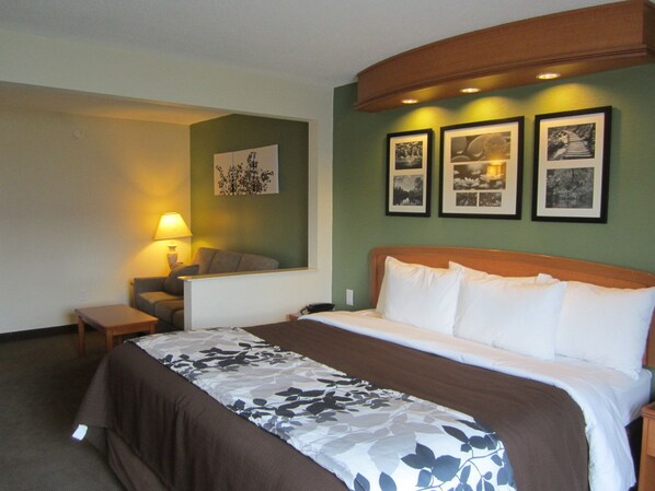 Escritorio, cortinas blackout y tabla de planchar con plancha 