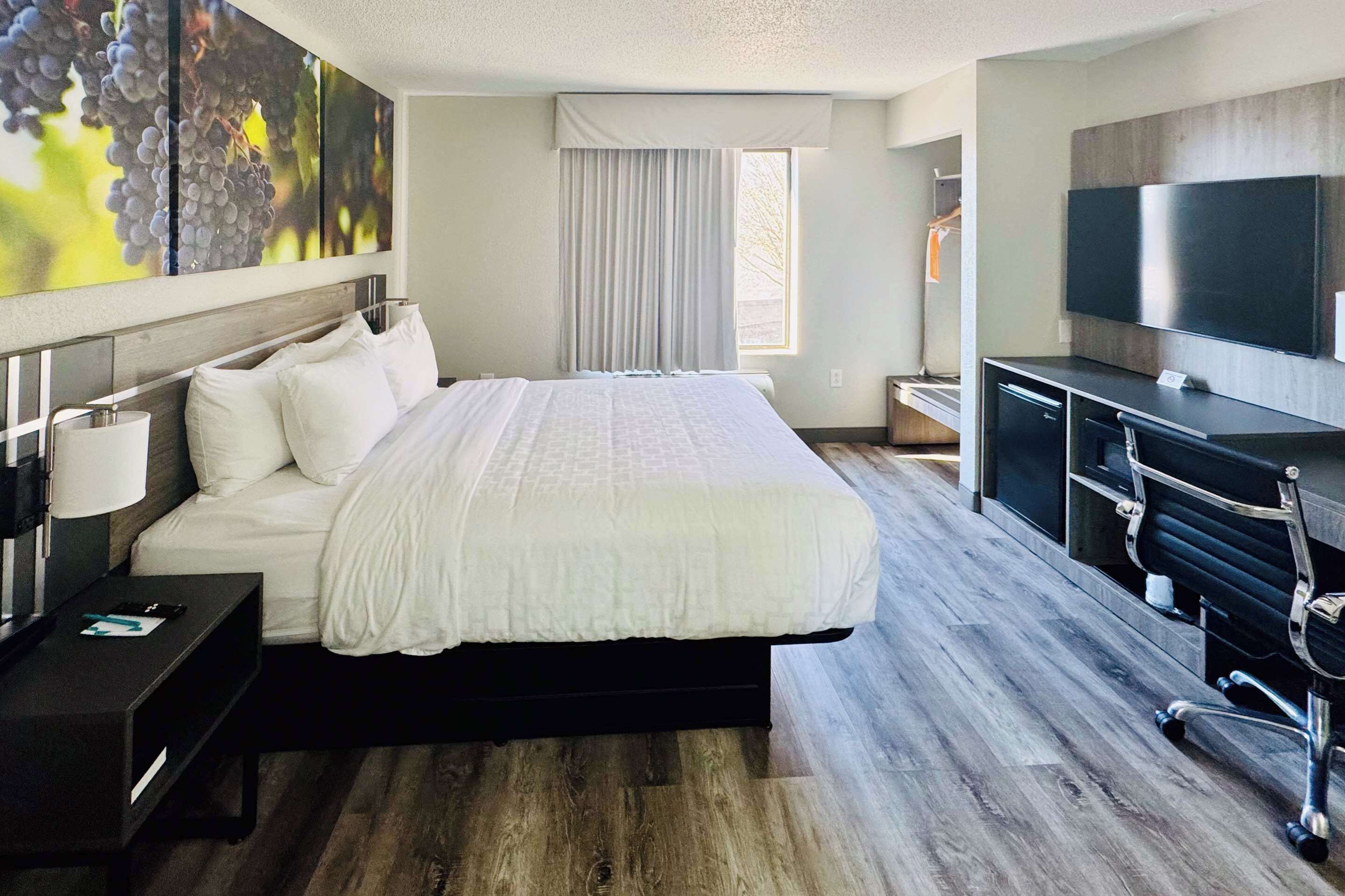 書桌、遮光布/窗簾、熨斗/熨衣板、折疊床/加床