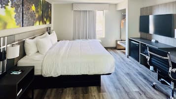 Skrivebord, mørklægningsgardiner, strygejern/strygebræt