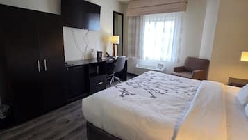 Standard Single Room, 1 King Bed | Premium bedding, desk, iron/ironing board, free WiFi