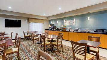 Café da manhã com buffet grátis todos os dias