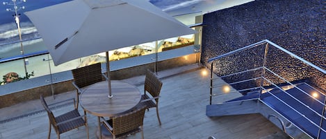 Piscine extérieure, parasols de plage, chaises longues