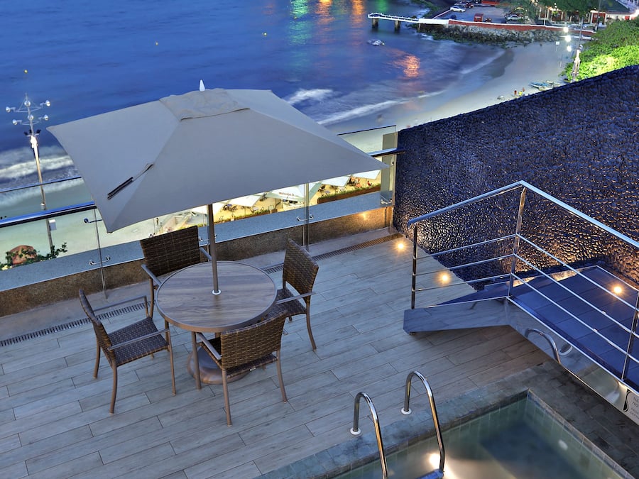 Utendørsbasseng, bassengparasoller og solsenger