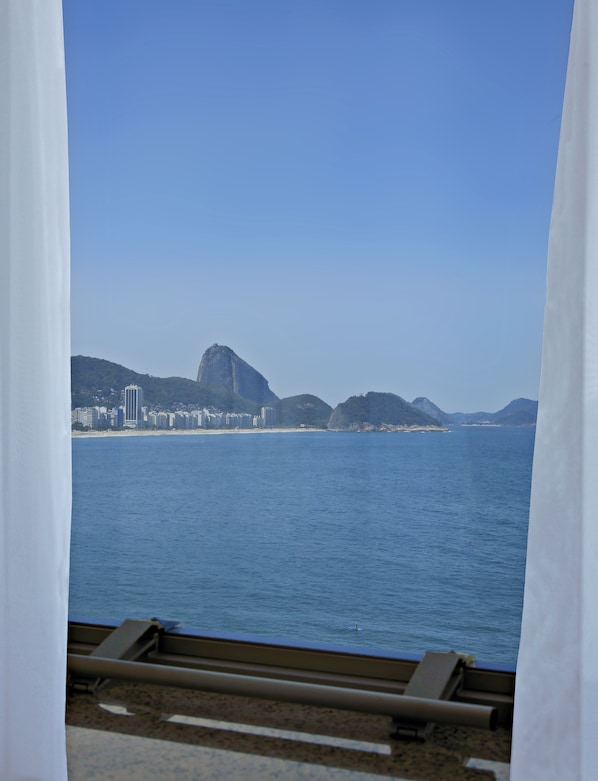 A view of a coastal city with a prominent mountain and a beach. - Orla Copacabana Hotel (Rio de Janeiro)