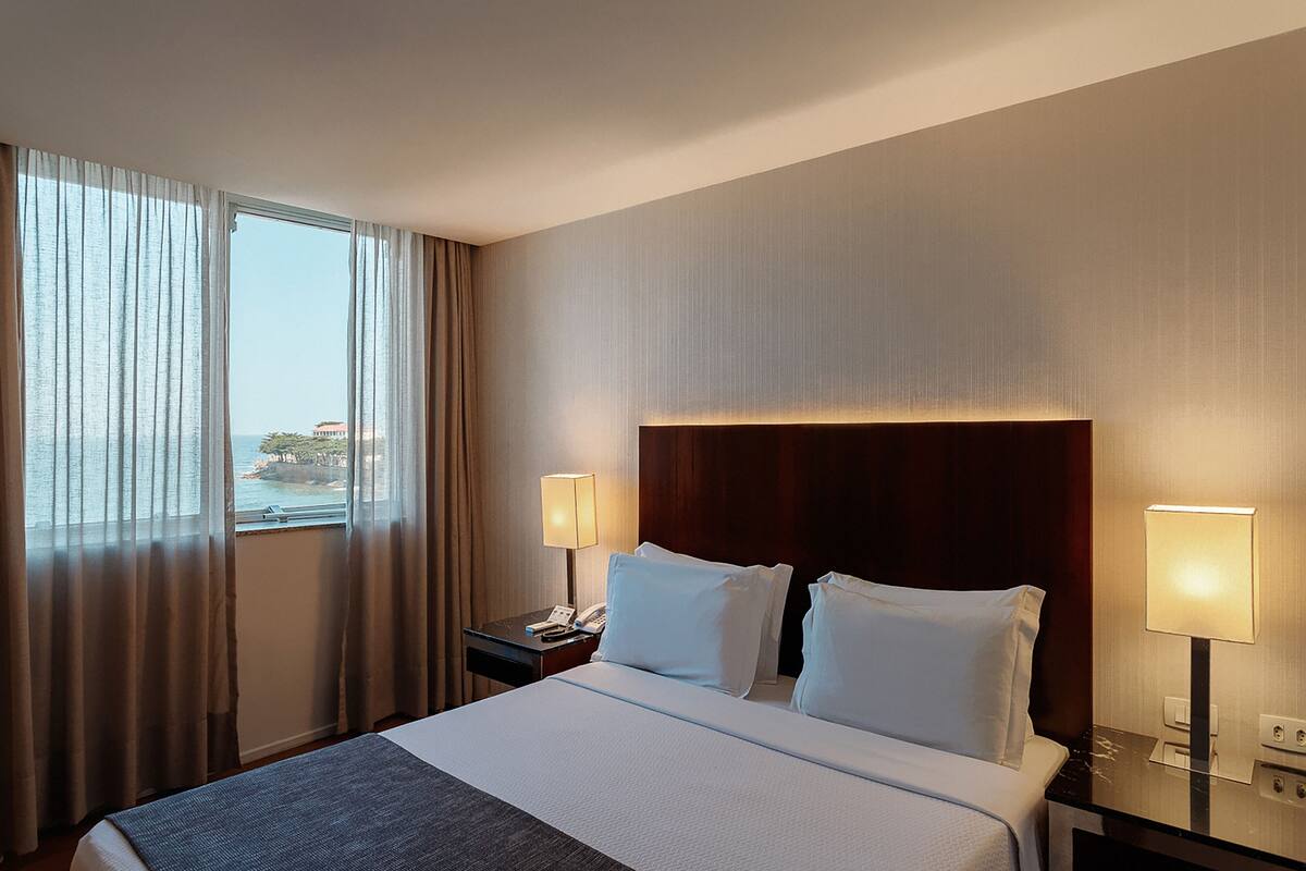 Deluxe tweepersoonskamer, 1 queensize bed, uitzicht op zee | Luxe beddengoed, een minibar, een kluis op de kamer, een bureau