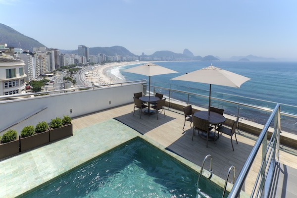 Accommodatie ligt op het strand, wit zand, strandlakens