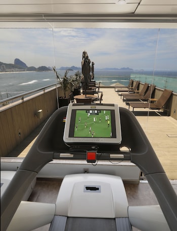 Fitness facility. Orla Copacabana Hotel