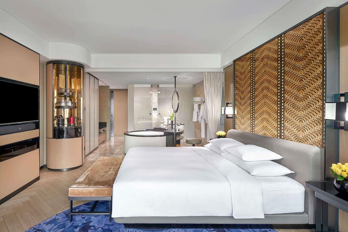 Habitación de lujo, 1 cama King size | Ropa de cama de alta calidad, edredón y minibar