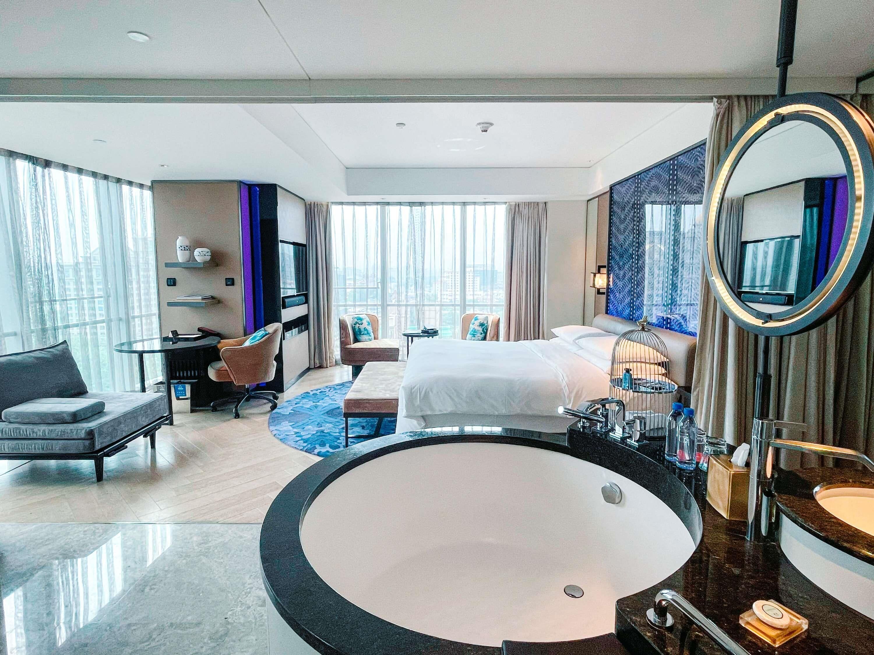 1 bedroom, premium bedding, down duvets, minibar