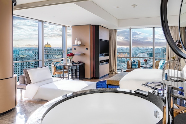 Ropa de cama de alta calidad, cubrecamas y minibar