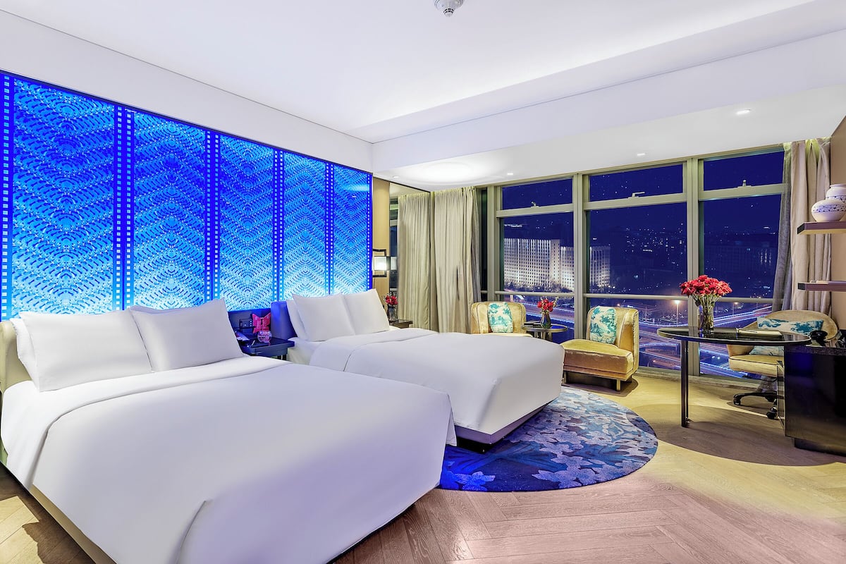 Premium bedding, down comforters, minibar, in-room safe
