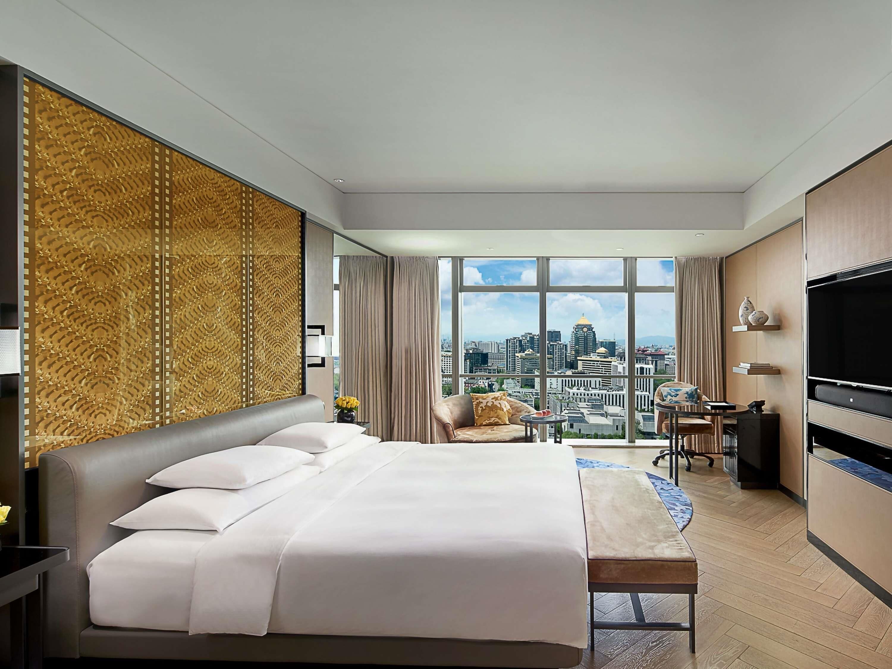 Habitación de lujo, 1 cama King size, vista a la ciudad | Ropa de cama de alta calidad, edredón y minibar 