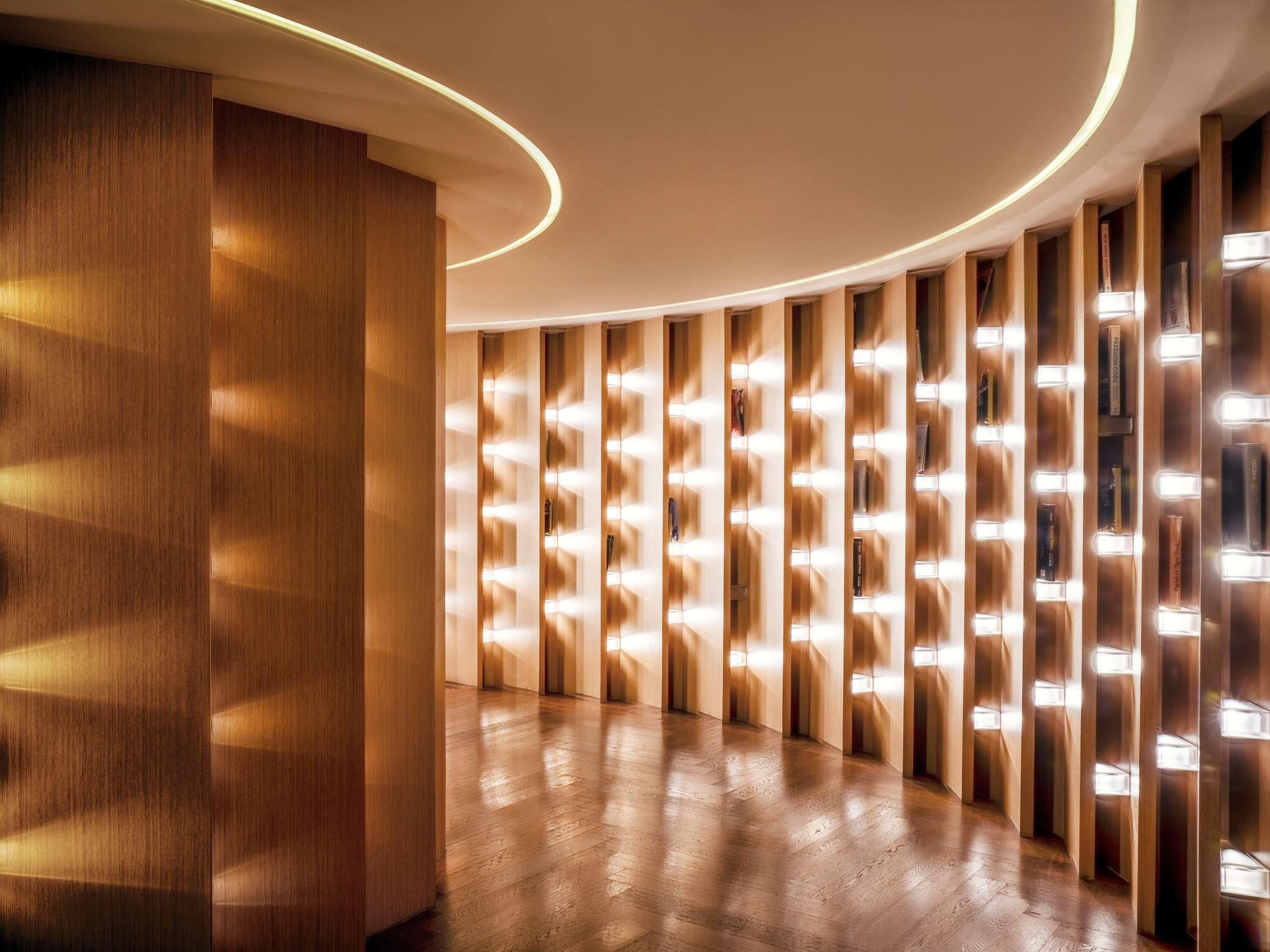 Un interior moderno con paneles de madera e iluminación empotrada.