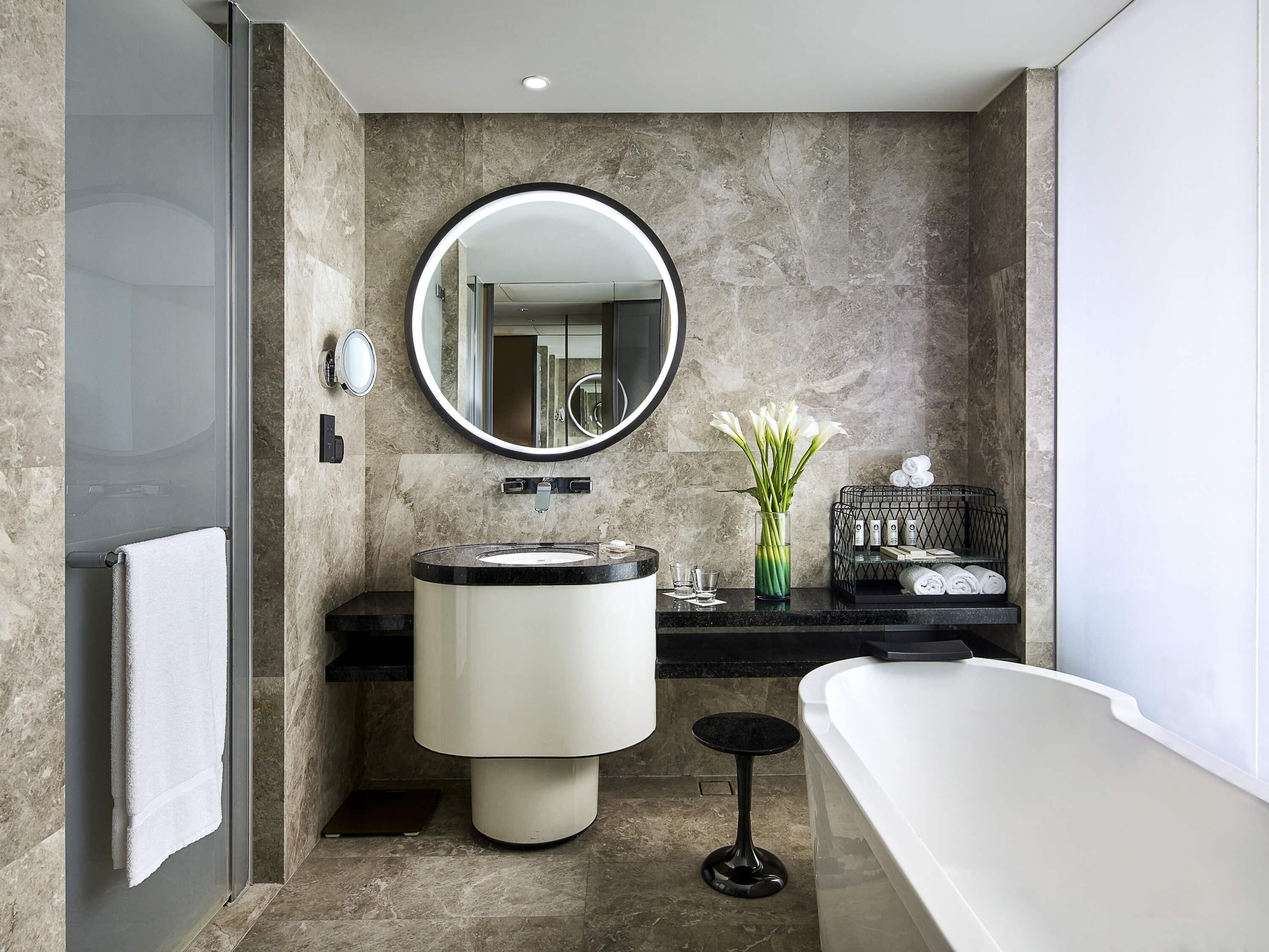 أغطية فراش متميزة وألحفة محشوة بالريش وميني بار وخزنة داخل الغرفة