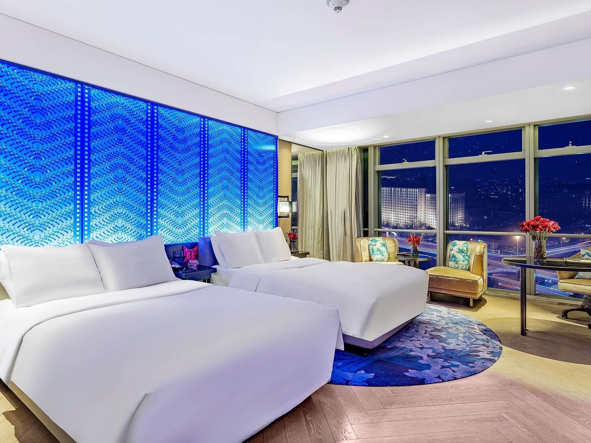 Kamar Mewah, 2 Tempat Tidur Twin, pemandangan kota | Seprai premium, selimut bulu angsa, minibar, dan brankas