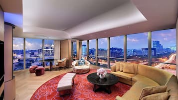 Suite, 1 Tempat Tidur King (Opera) | Seprai premium, selimut bulu angsa, minibar, dan brankas