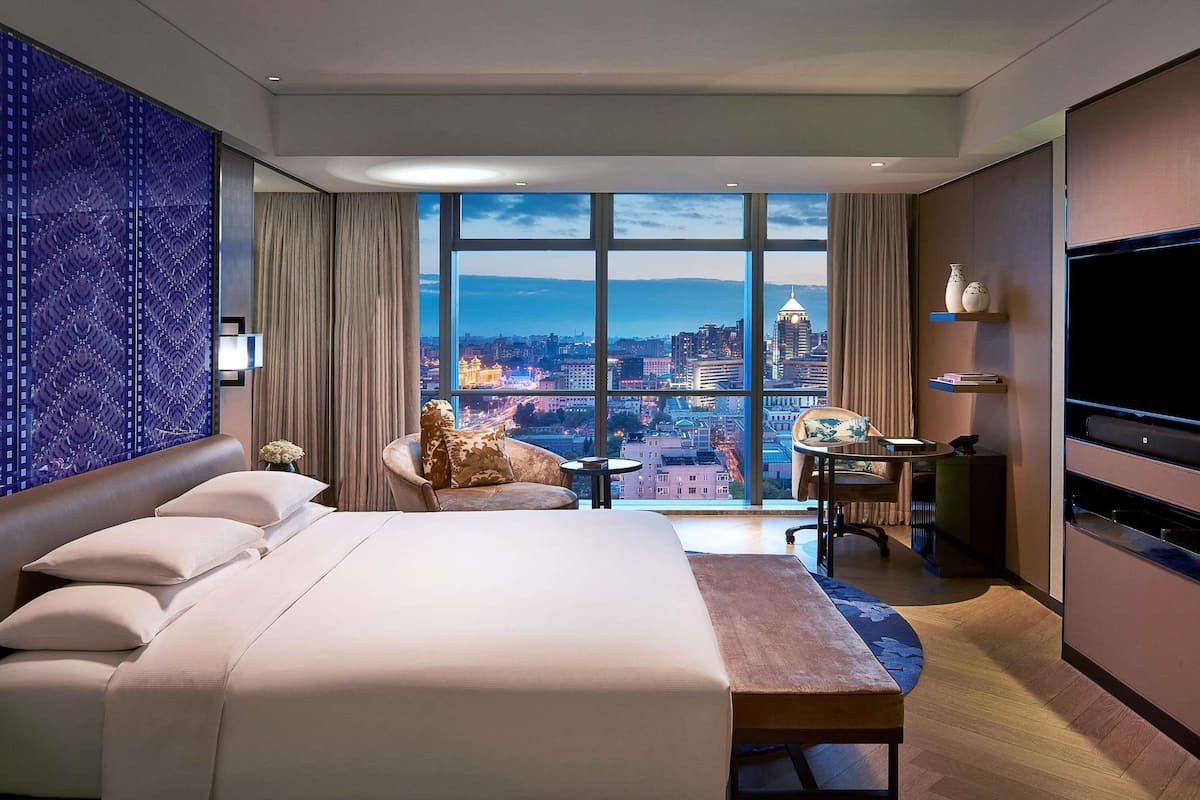 Habitación de lujo, 1 cama King size | Ropa de cama de alta calidad, edredón y minibar