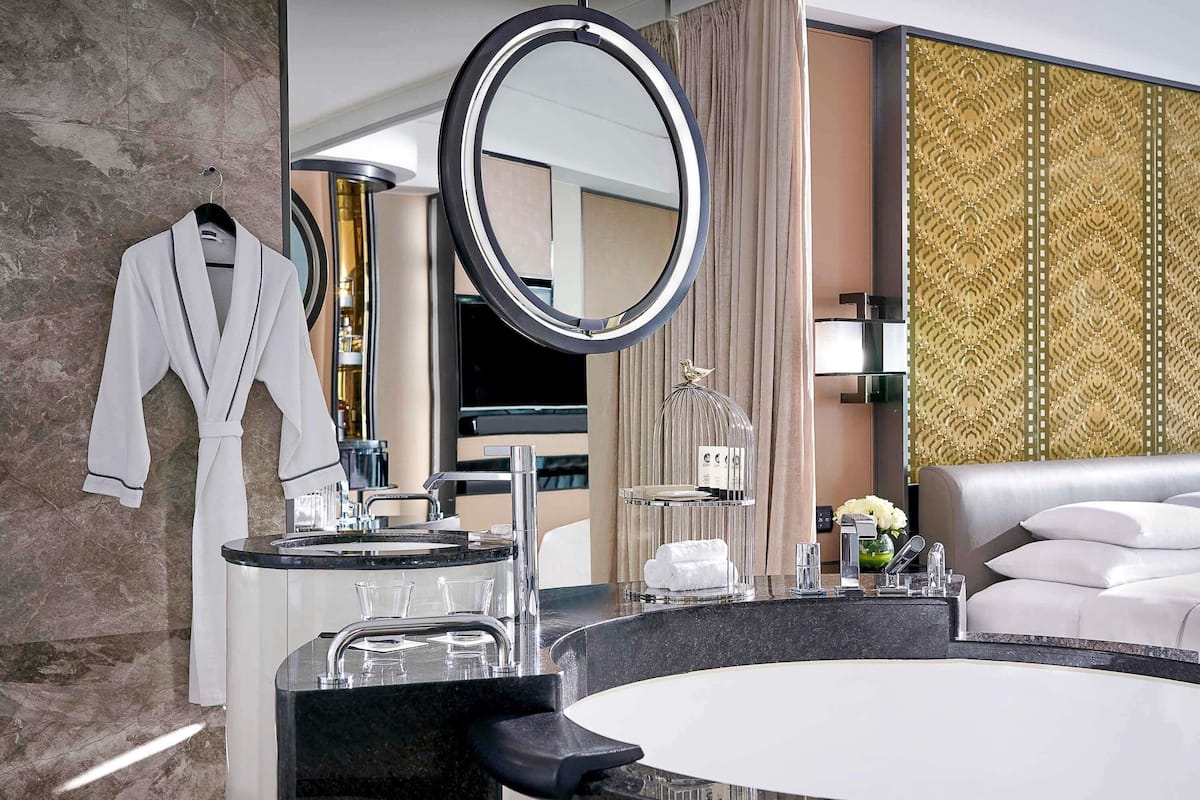 Ropa de cama de alta calidad, cubrecamas y minibar