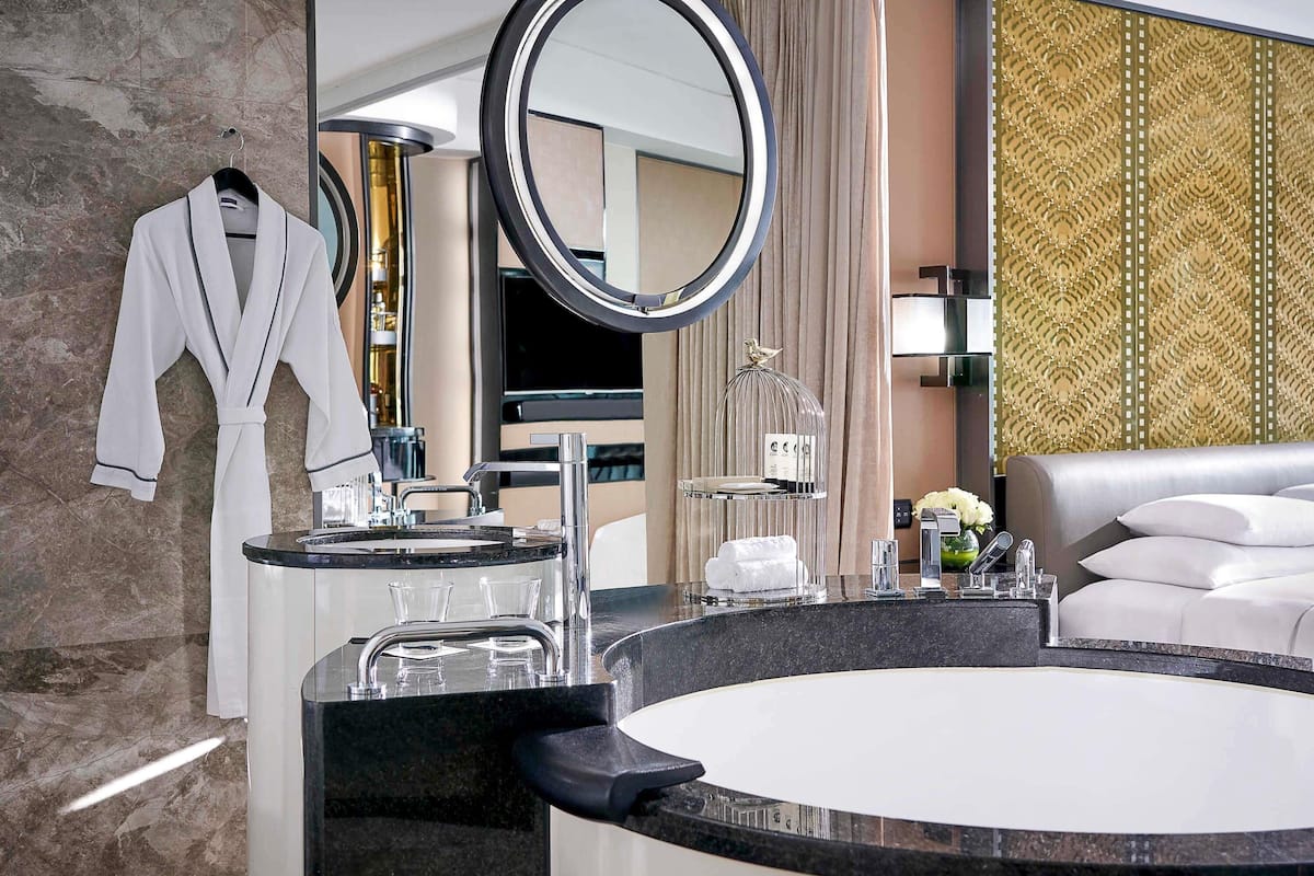 Separate bathtub and shower, deep-soaking bathtub, rainfall showerhead