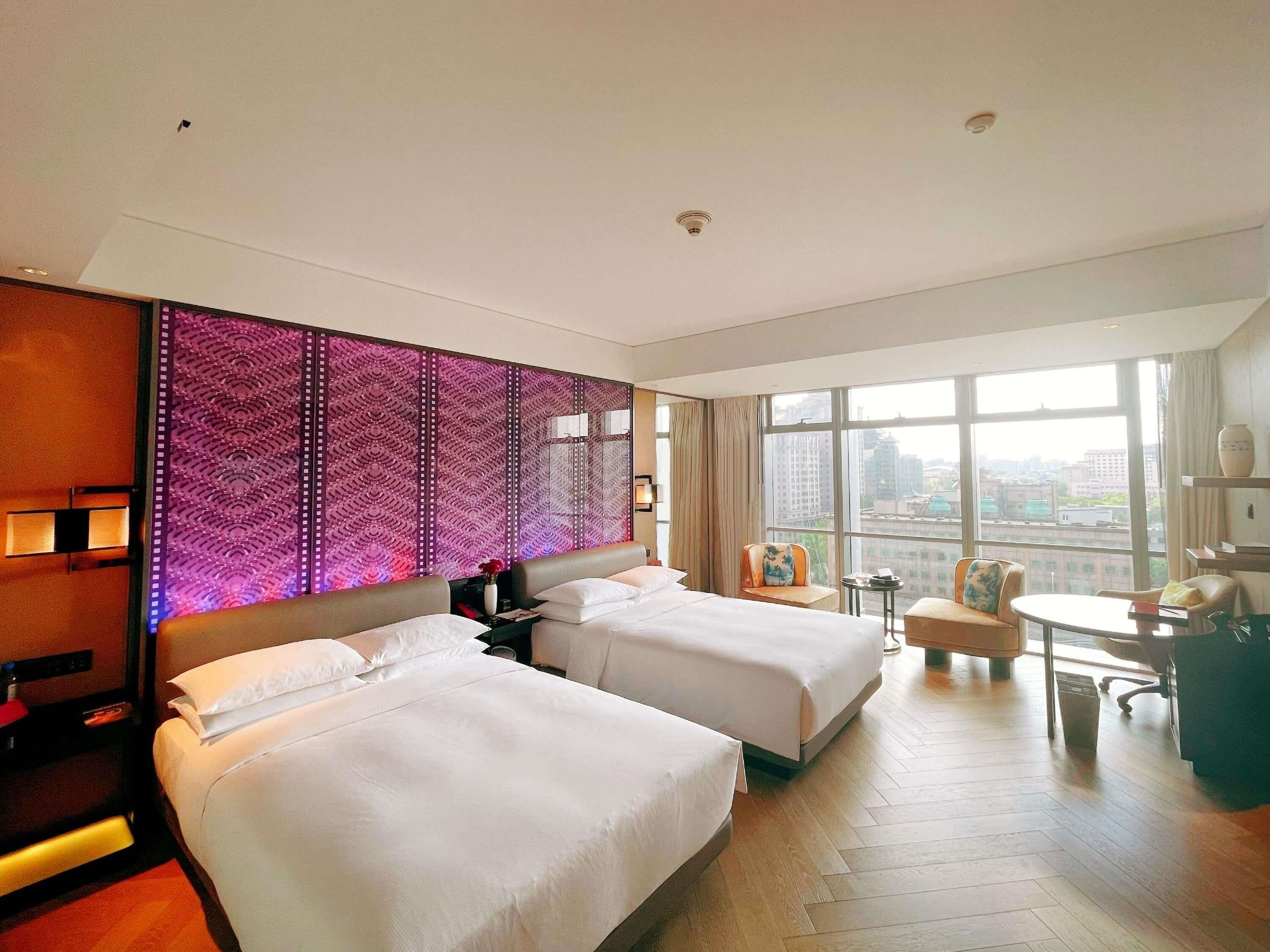 أغطية فراش متميزة وألحفة محشوة بالريش وميني بار وخزنة داخل الغرفة