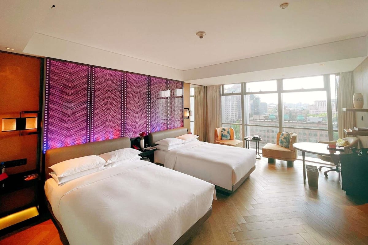 Ropa de cama de alta calidad, cubrecamas y minibar